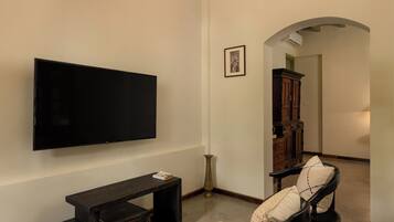 Deluxe Double Room | Living area