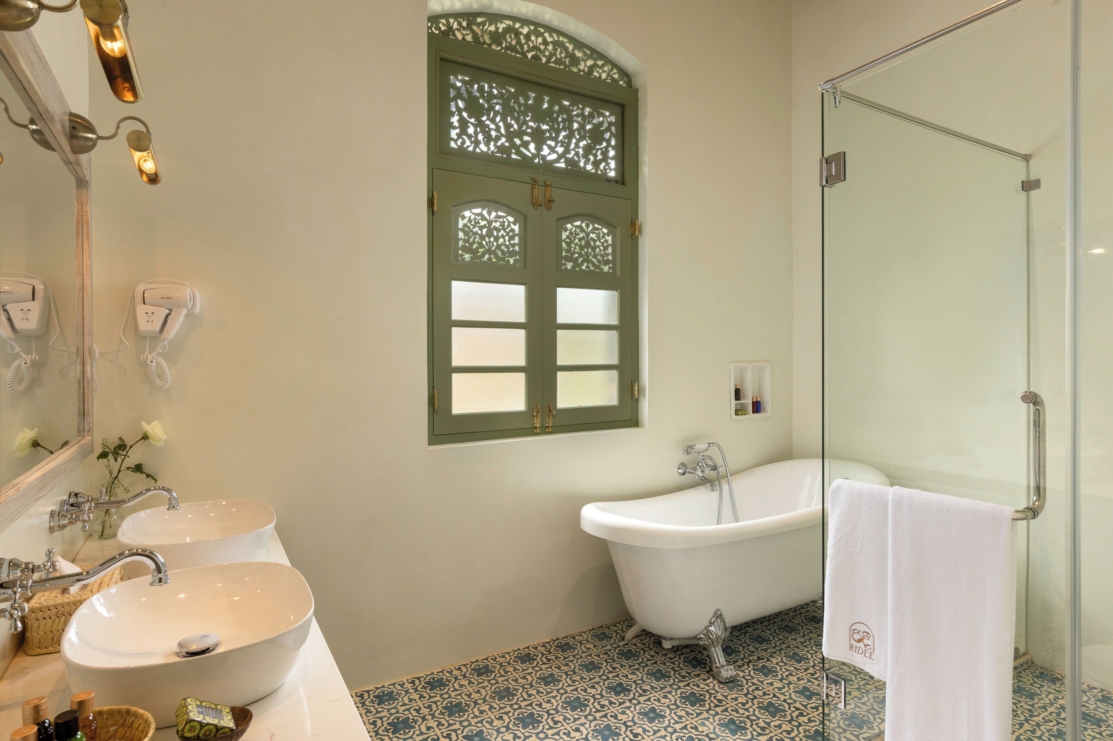 Superior Suite, Garden View | Bathroom | Hair dryer, bathrobes, slippers, towels