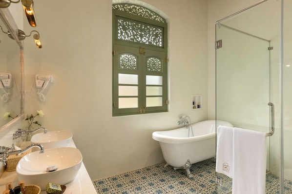 Superior Suite, Garden View | Bathroom | Hair dryer, bathrobes, slippers, towels