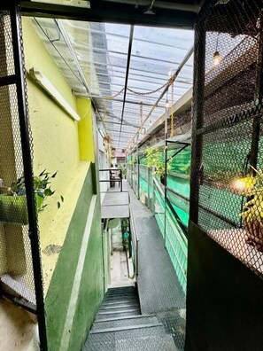 المنشأة من الداخل