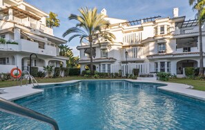 Pool - Elegant Penthouse with Private Rooftop Sun Deck in Los Naranjos, Marbella (Marbella)