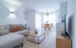 TV - Elegant Penthouse with Private Rooftop Sun Deck in Los Naranjos, Marbella (Marbella)