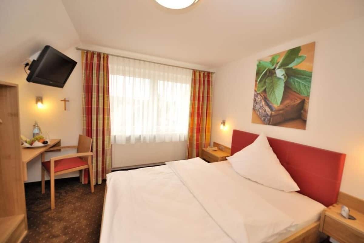 Desk, soundproofing, free WiFi