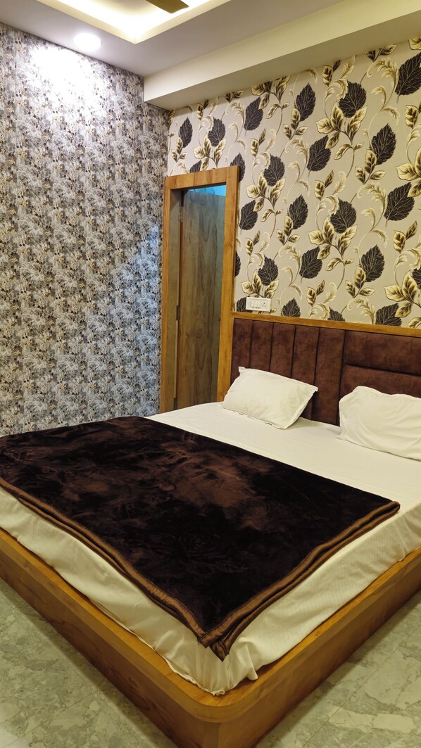 Basic Room, City View | Free WiFi - AASHRAYA VRINDAVAN (Vrindavan)
