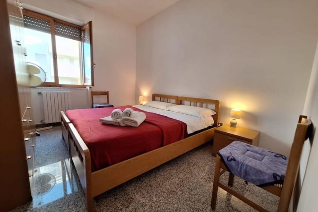 Een strijkplank/strijkijzer, gratis wifi, beddengoed