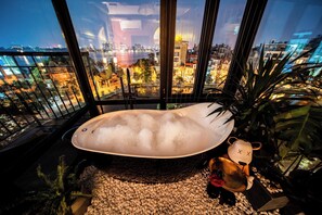 Free minibar, individually decorated, individually furnished, desk - Ekomo Home 95 - Metro Ben Thanh (Ho Chi Minh)