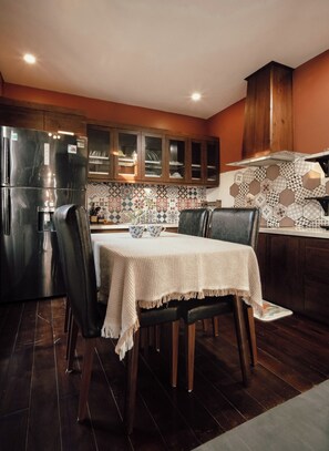 Espresso maker, coffee/tea maker, electric kettle, dining tables - Ekomo Home 95 - Metro Ben Thanh (Ho Chi Minh)