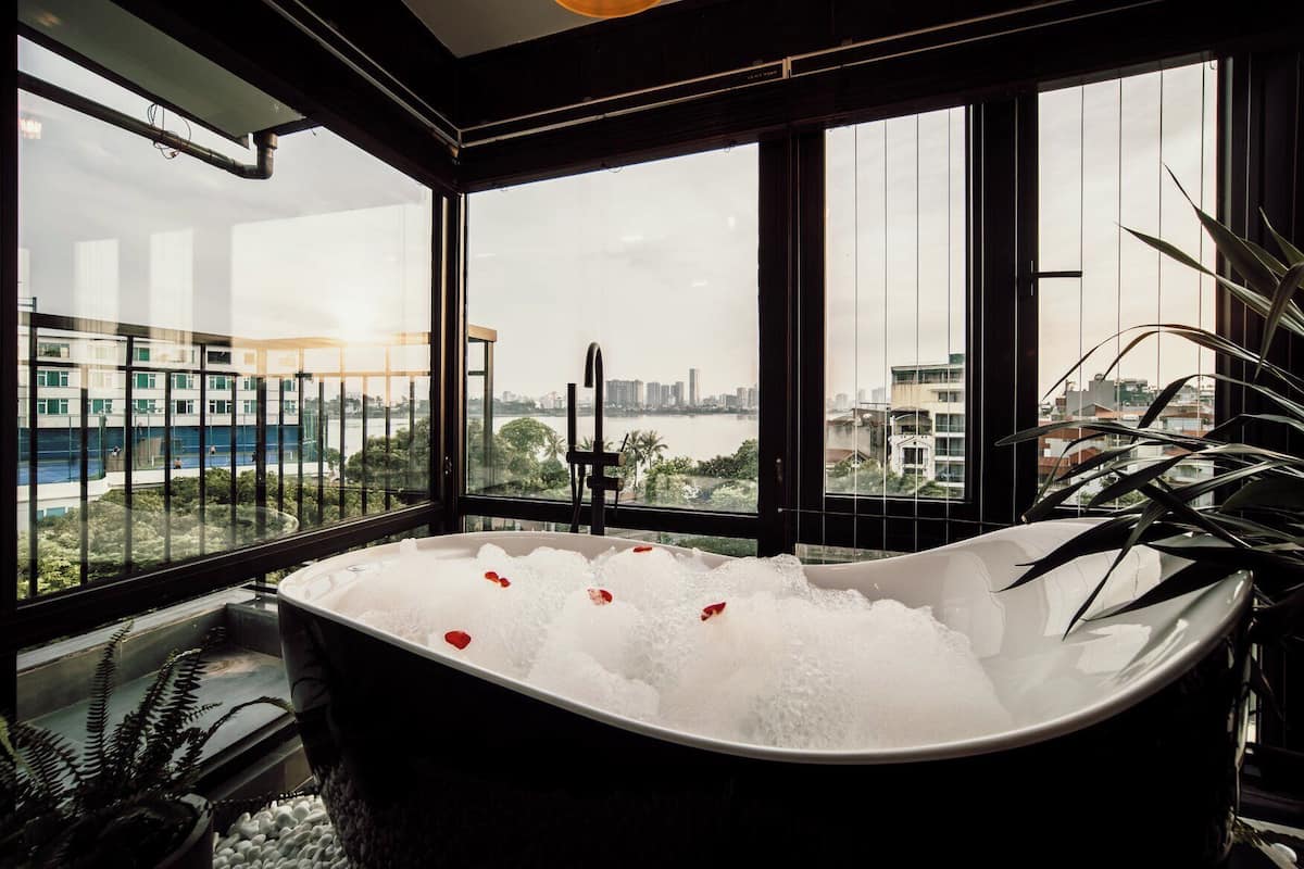 Free minibar, individually decorated, individually furnished, desk