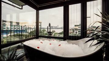 Free minibar, individually decorated, individually furnished, desk