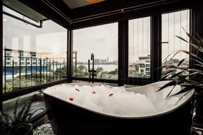 Free minibar, individually decorated, individually furnished, desk - Ekomo Home 95 - Metro Ben Thanh (Ho Chi Minh)