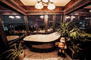 Separate bathtub and shower, hydromassage showerhead - Ekomo Home 95 - Metro Ben Thanh (Ho Chi Minh)