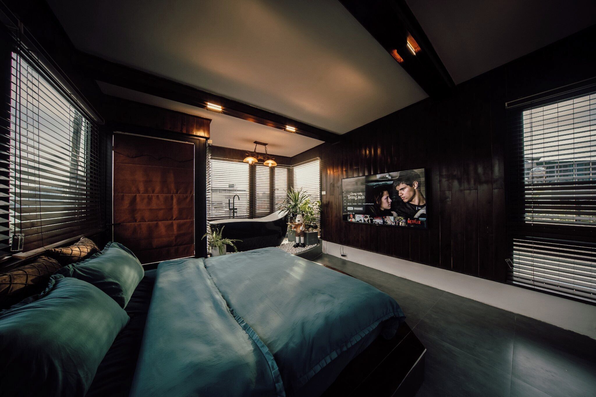 Free minibar, individually decorated, individually furnished, desk