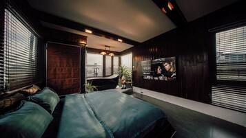 Free minibar, individually decorated, individually furnished, desk