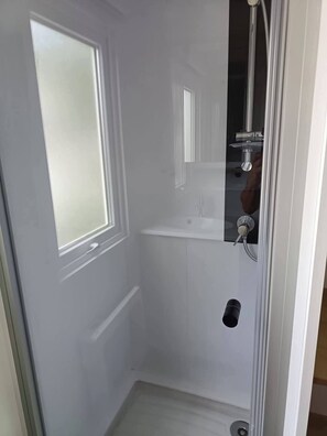 Shower - Charming Bungalow Rental in Saint-Jean-de-Monts with Shared Pool (Saint-Jean-de-Monts)