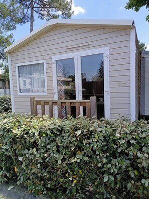 Terrace/patio - Charming Bungalow Rental in Saint-Jean-de-Monts with Shared Pool (Saint-Jean-de-Monts)