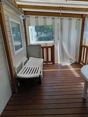 Terrace/patio - Charming Bungalow Rental in Saint-Jean-de-Monts with Shared Pool (Saint-Jean-de-Monts)