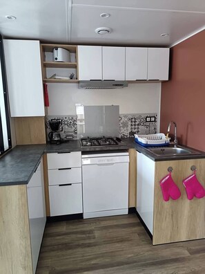 Fridge, microwave, oven, stovetop - Charming Bungalow Rental in Saint-Jean-de-Monts with Shared Pool (Saint-Jean-de-Monts)