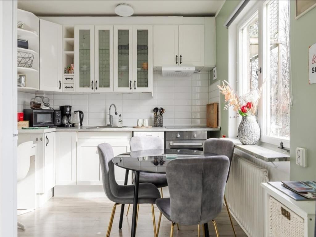 Fridge, microwave, dishwasher, coffee/tea maker