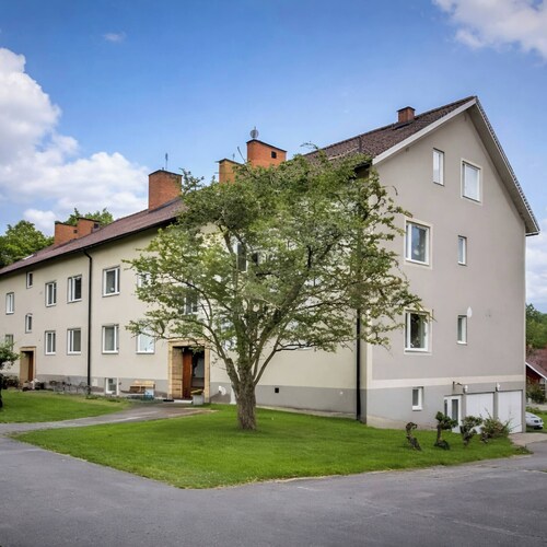 Charmantes Apartment mit 2 Schlafzimmern in Rejmyre mit Gartenblick