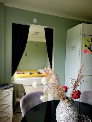 2 bedrooms, iron/ironing board, internet, bed sheets