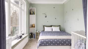 2 bedrooms, iron/ironing board, internet, bed sheets