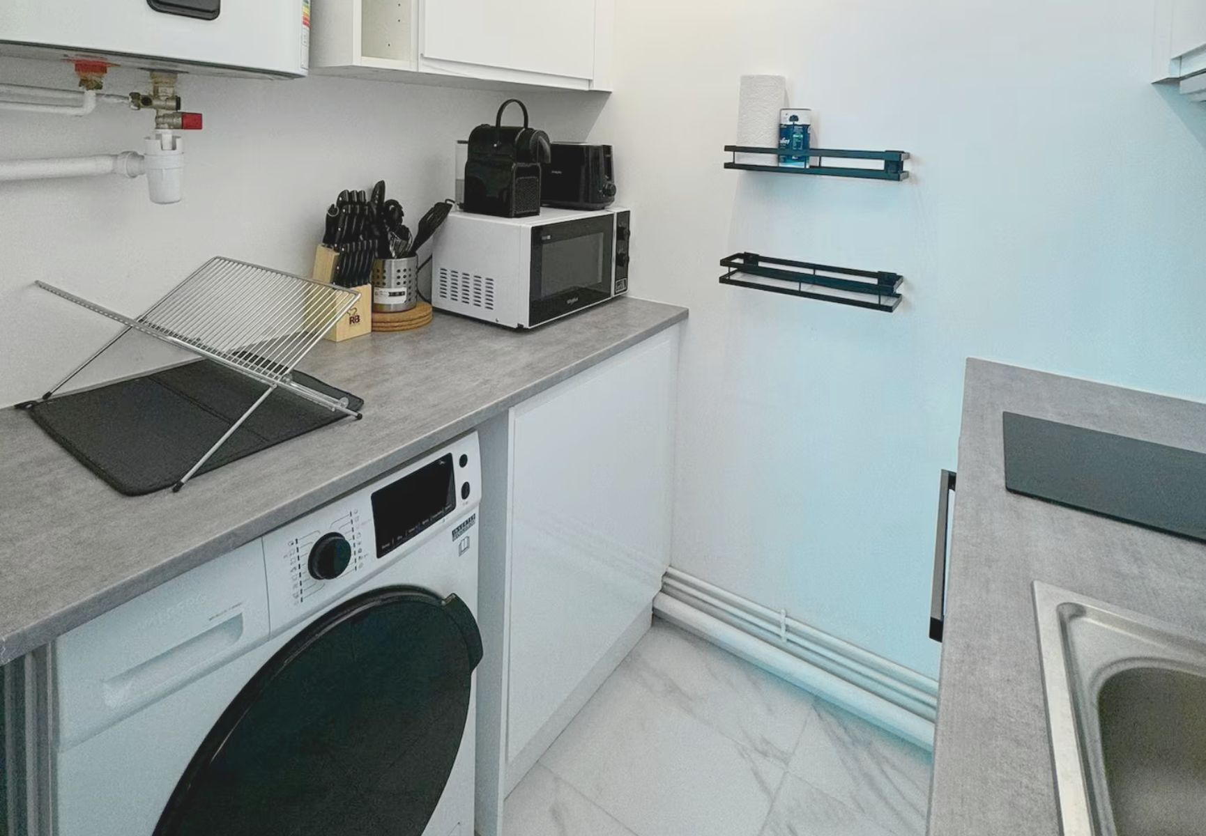 Un four, cafetière-théière, vaisselle et ustensiles