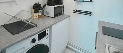 Un four, cafetiÚre-théiÚre, vaisselle et ustensiles