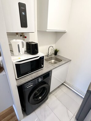 Fridge, microwave, dishwasher, coffee/tea maker - Peaceful haven in Puteaux – La Perle Bleue (Puteaux)