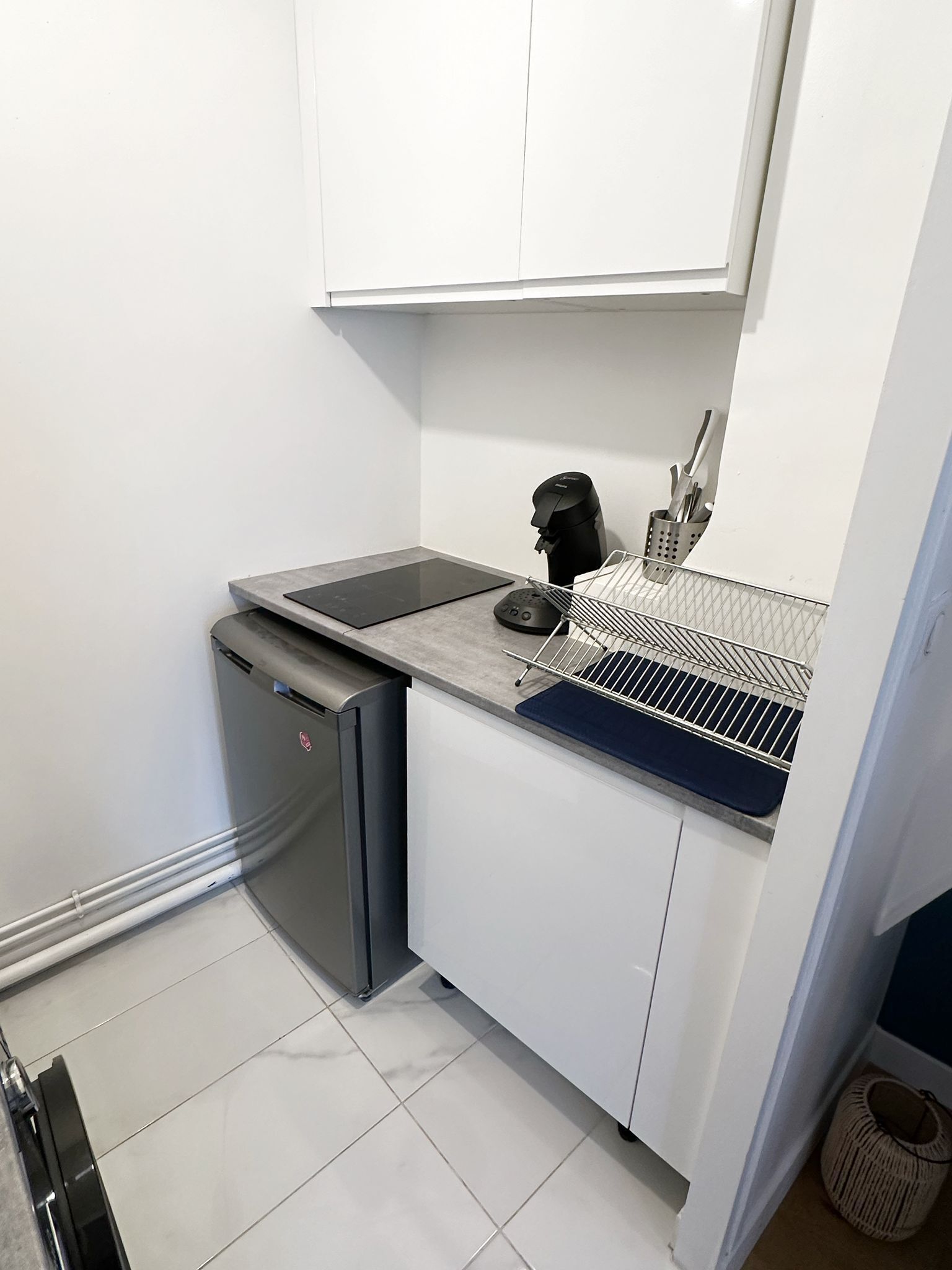 Fridge, microwave, dishwasher, coffee/tea maker