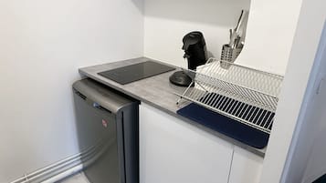 Fridge, microwave, dishwasher, coffee/tea maker