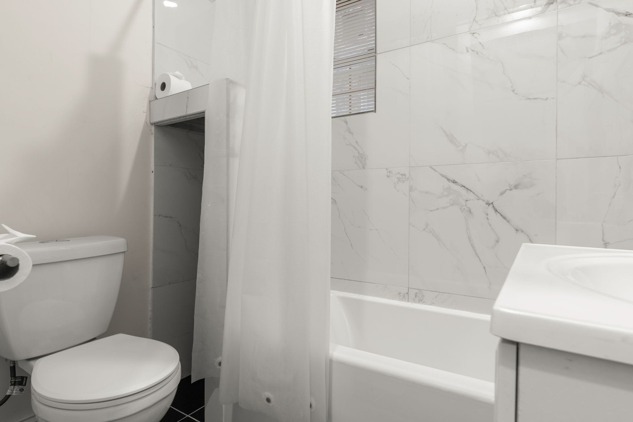 Haartrockner, Handtücher, Seife, Toilettenpapier