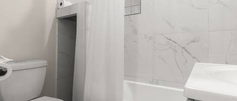 Secadora de cabello, toallas, jabón, papel de baño