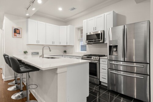 Near UChicago, 3BR Apt, Parking, W/D, 2 Workspaces