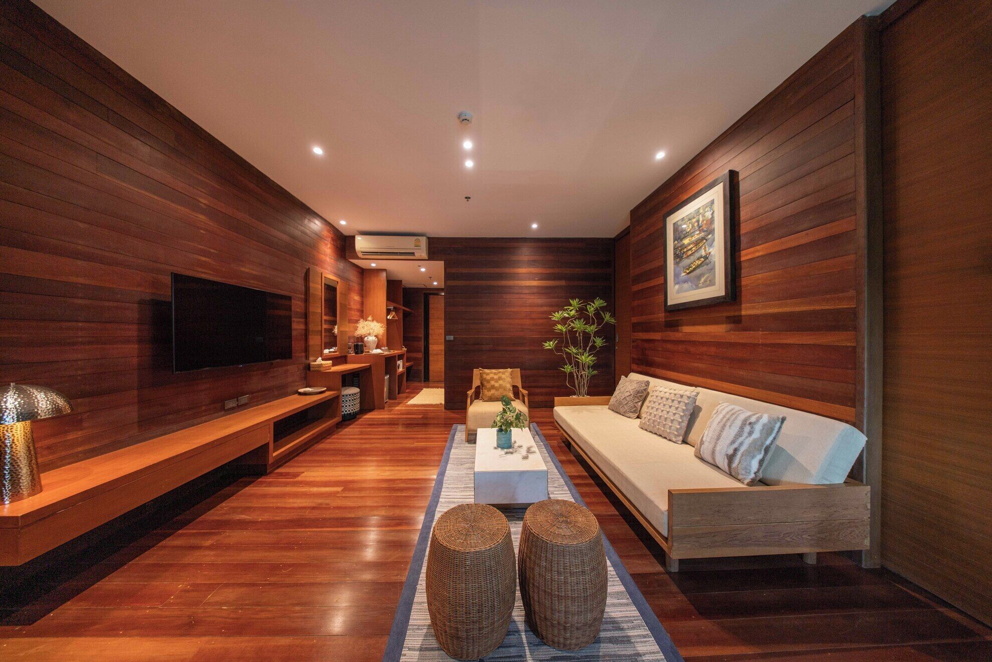 Deluxe Studio Suite, 2 Twin Beds | Living room | 43-inch LCD TV with cable channels