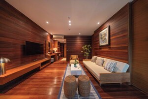 Suite Deluxe, 2 camas individuales | Sala de estar | Televisión LCD de 43 pulgadas con canales por cable