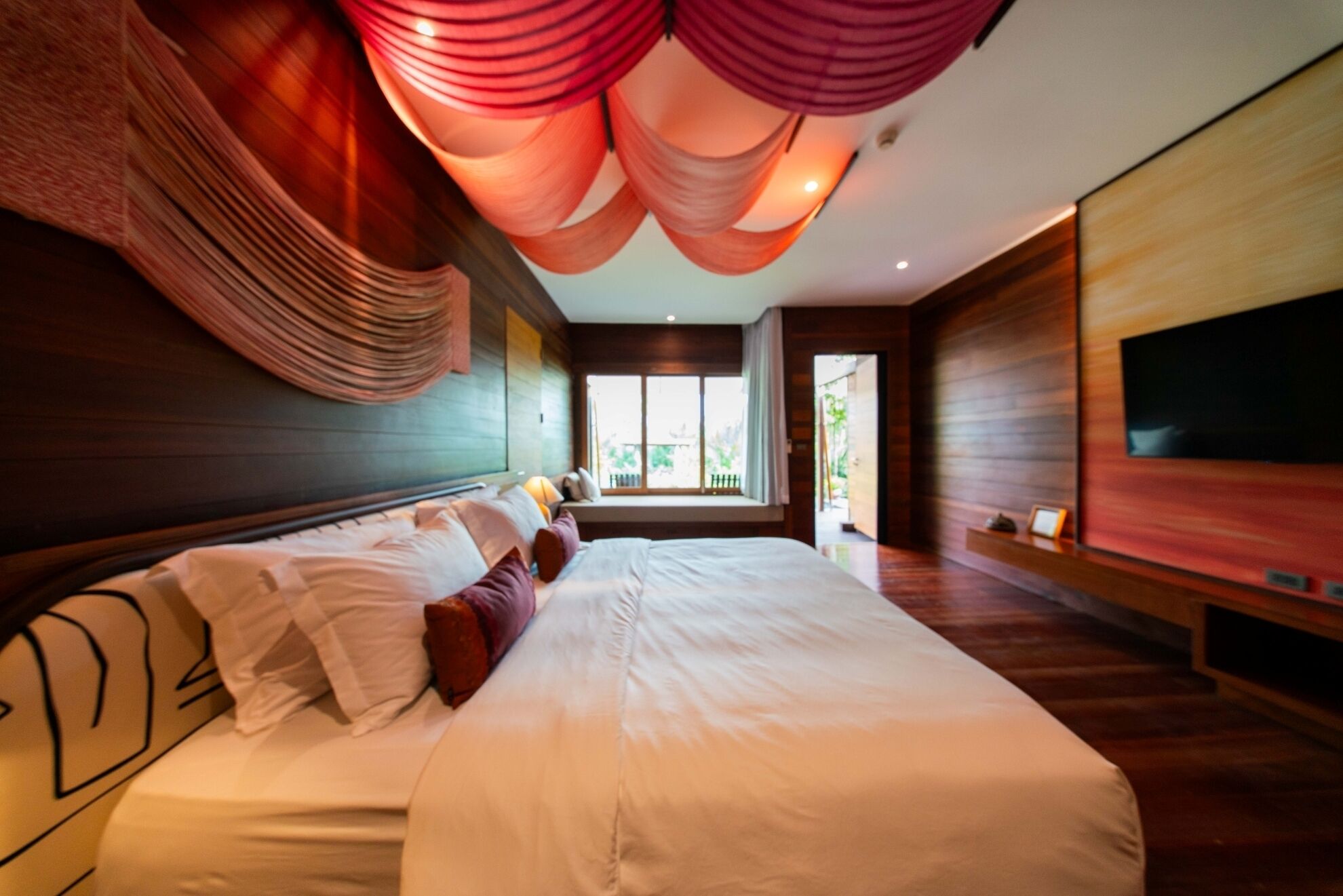 Deluxe Room, 1 King Bed | Individually decorated, free WiFi, bed sheets