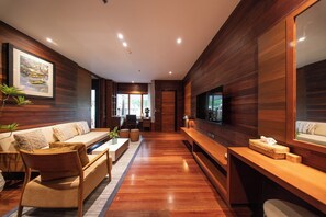 Deluxe Studio Suite, 2 Twin Beds | Living room | 43-inch LCD TV with cable channels