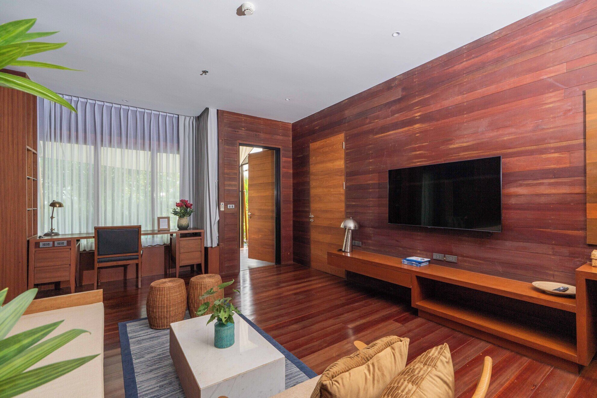 Deluxe Studio Suite, 1 King Bed | Individually decorated, free WiFi, bed sheets