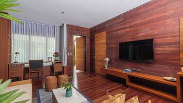 Deluxe Studio Suite, 1 King Bed | Individually decorated, free WiFi, bed sheets