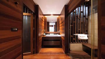 Deluxe Suite, 2 Single Beds | Bathroom | Shower, hair dryer, bidet, towels