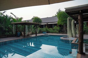 Hồ bơi ngoài trời 