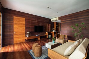 Deluxe Studio Suite, 1 King Bed | Living area