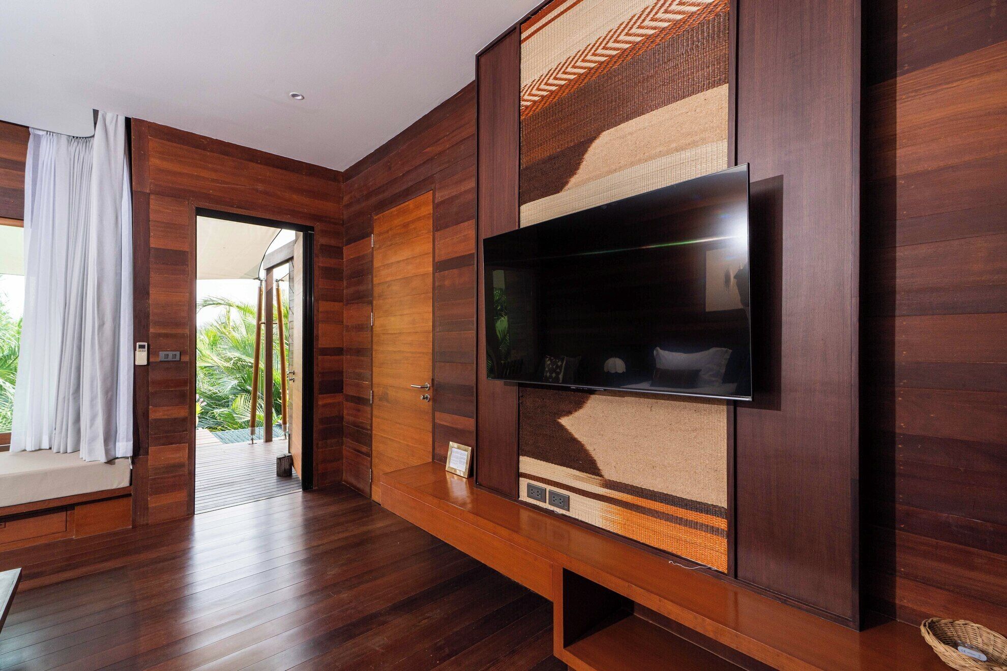 Deluxe Studio Suite, 2 Twin Beds | Individually decorated, free WiFi, bed sheets