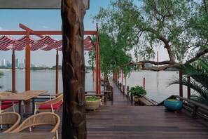 Outdoor dining - Baan Krai Nao The Riverfront (Phra Pradaeng)
