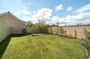 Property grounds - The Vulcan View -  a house that sleeps 5 guests  in 3 bedrooms (Bicester)