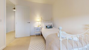 Desk, WiFi - The Vulcan View -  a house that sleeps 5 guests  in 3 bedrooms (Bicester)