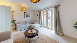 TV - The Vulcan View -  a house that sleeps 5 guests  in 3 bedrooms (Bicester)
