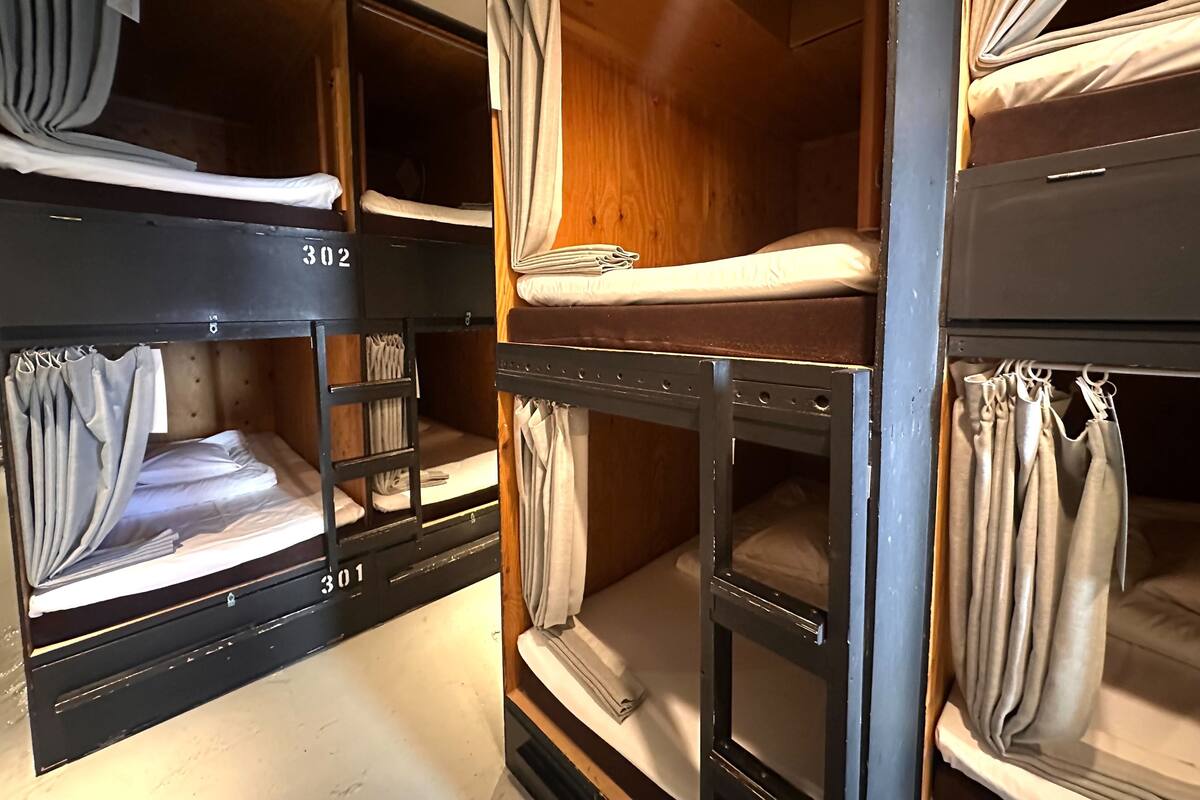 Mehrere Stockbetten mit Vorhängen, jedes Bett mit einer Nummer gekennzeichnet.