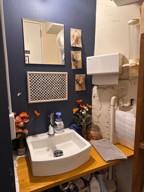Dusche, kostenlose Toilettenartikel, Haartrockner, Shampoo
