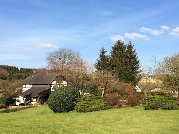 Property grounds - Kitchen-living room with bathroom in a historic barn (Hennef)